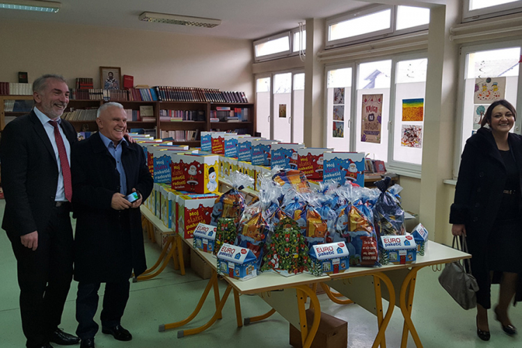 Djeci uručeno 340 paketića