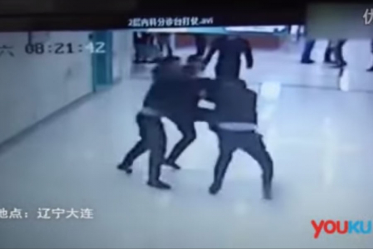 Pogrebnici se potukli i svađali se ko će da kremira pacijenta koji još nije umro (VIDEO)