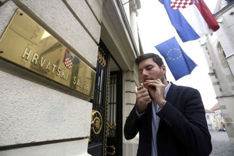 Ivan Pernar pred hrvatskim Saborom zapalio džoint?