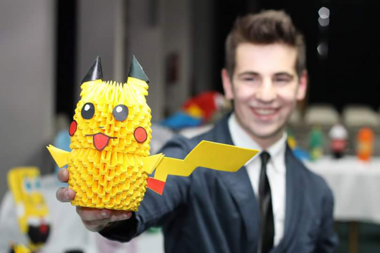 Udahnjuje život papirnim figurama