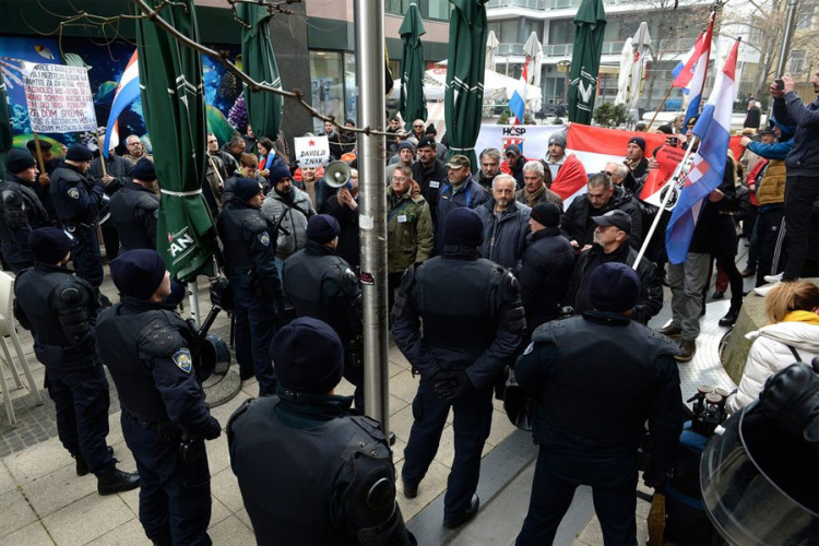 Radikalni desničari protestvovali ispred prostorija Srpskog narodnog vijeća