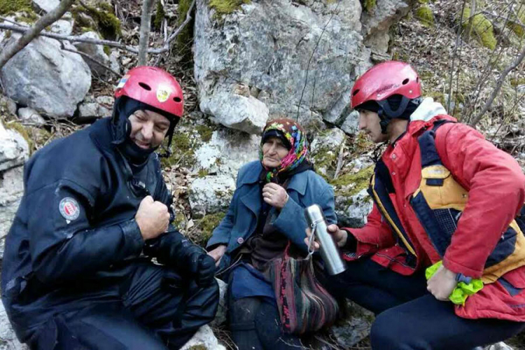 "Vukovi" spasili staricu u kanjonu Tare