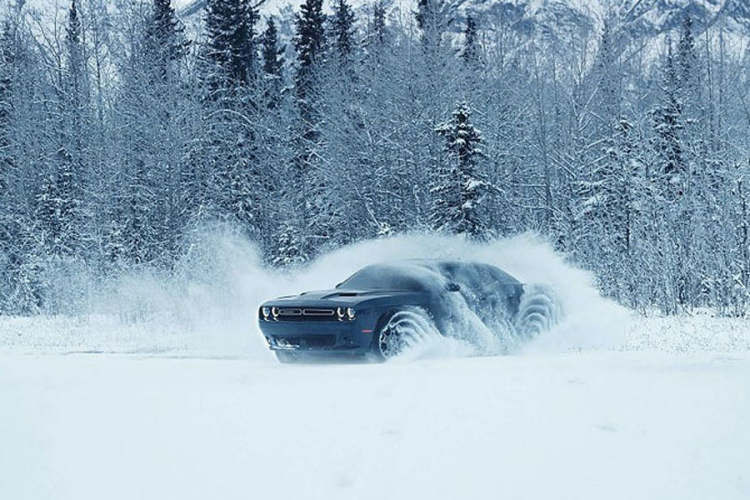 Zabava na snijegu uz Dodge Challenger GT sa 4x4 pogonom (VIDEO)