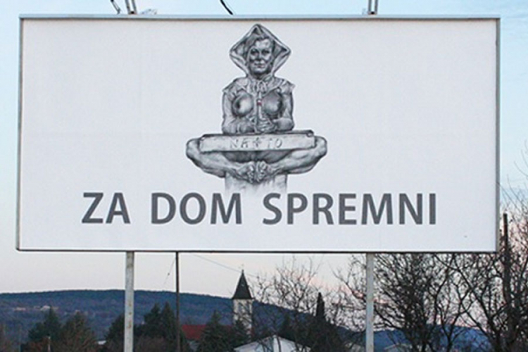 Kolinda na džambo plakatu sa natpisom "Za dom spremni"