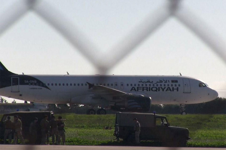Otet putnički avion sa 118 putnika, otmičari traže oslobađanje Gadafijevog sina