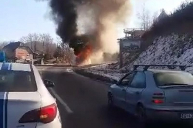 Izgorio autobus u Crnoj Gori, djeca spasena (VIDEO)