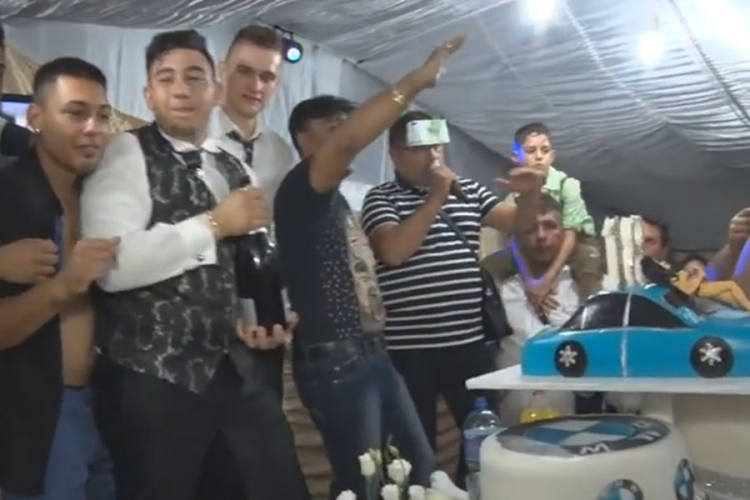 Sinu za punoljetstvo naručio go go plesačice (VIDEO)