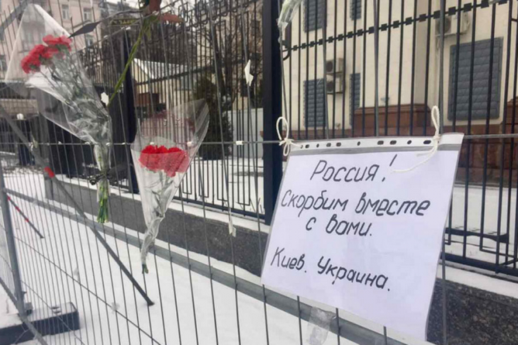 Ukrajinci donose cvijeće ispred ruske ambasade u Kijevu