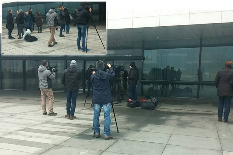 Novinari se smrzavali ispred Parlamentarne skupštine BiH, Jusko poslao čaj