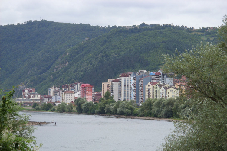 Porodila se na ulici i bebu bacila u Drinu?