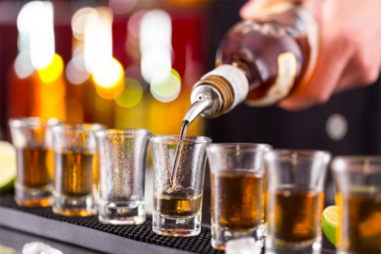 U Pakistanu umrlo 12 ljudi jer su pili otrovni alkohol