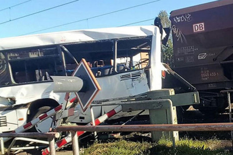 Voz udario u autobus, najmanje petoro mrtvih