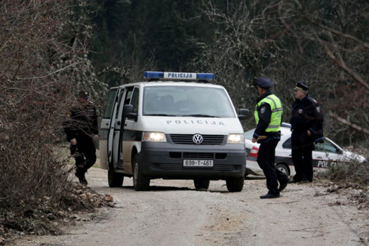 Muškarac prerezao vrat supruzi pa ubio i sebe