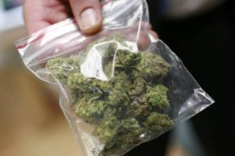 U automobilu pronađena droga, vozač pokušao da pobjegne