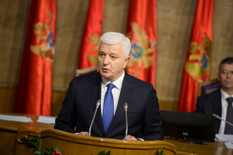 Premijer traži da se na sjednicama služi samo crnogorska voda