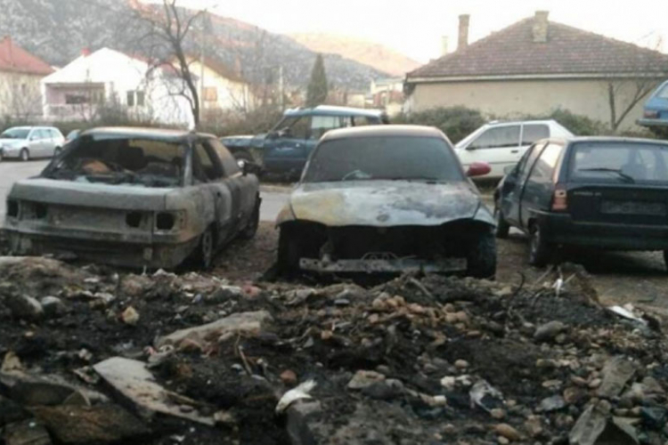 Bačeni lug zapalio tri auta