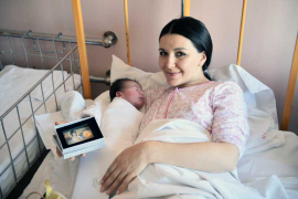 Dodik darovao zlatnik prvoj rođenoj bebi u 2017. u Srpskoj