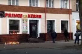 Bacio petardu pred fast food, zaposlenici ga ubili