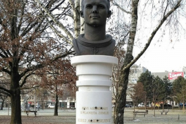 Oskrnavljen spomenik Juriju Gagarinu u Zagrebu