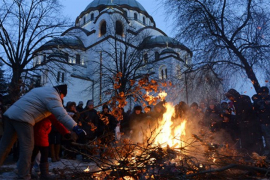 Paljenje badnjaka ispred Hrama svetog Save