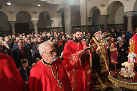 Vladika Jefrem služio večernju službu i osveštao badnjak