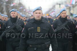 Uz taktove numere "Marš na Drinu" održana parada kroz centar ...