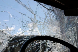 Kamenovan autobus sa srpskim srednjoškolcima na Kosovu