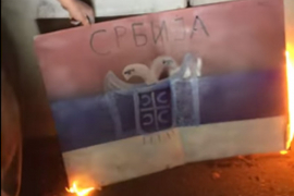 Albanci zapalili srpsku zastavu u Ženevi (VIDEO)