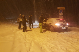 Snježna mećava u Hrvatskoj, zaglavljen autobus s djecom na Sljemenu ...