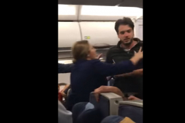 Avion prinudno sleteo zbog tuče putnika (VIDEO)