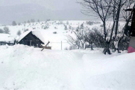 Spasena bolesna djevojčica iz sela zavijanog snijegom