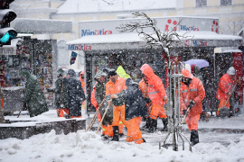 Snijeg zavejao BiH: Ekipe na terenu, saobraćaj usporen (FOTO)