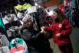Akcija volontera CK: Topli čaj za prodavce na pijaci