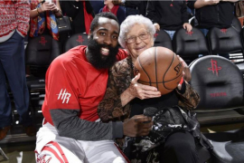 Harden poklonio loptu navijačici za stoti rođendan (VIDEO)