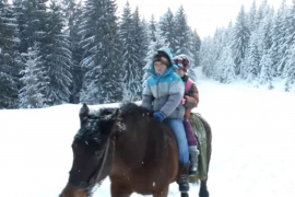 Brat i sestra na konju svaki dan 16 kilometara prelaze do škole (VIDEO)