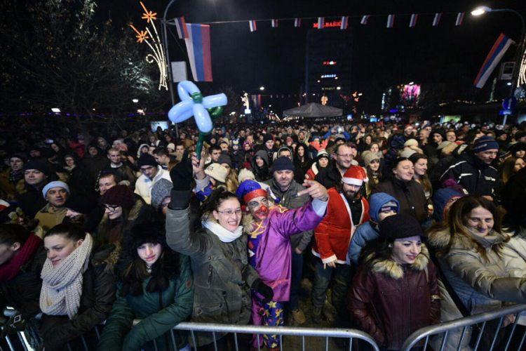Banjalučani slavili na otvorenom uz muziku i vatromet  (FOTO)