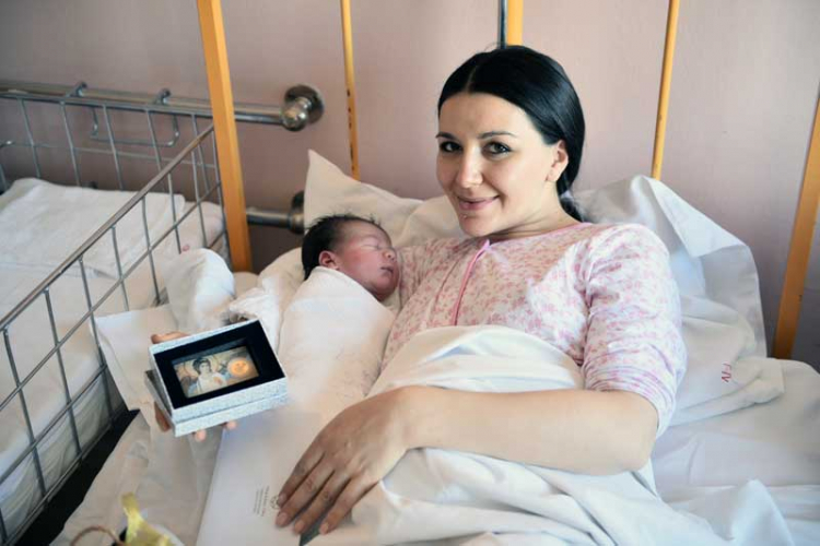 Dodik darovao zlatnik prvoj rođenoj bebi u 2017. u Srpskoj