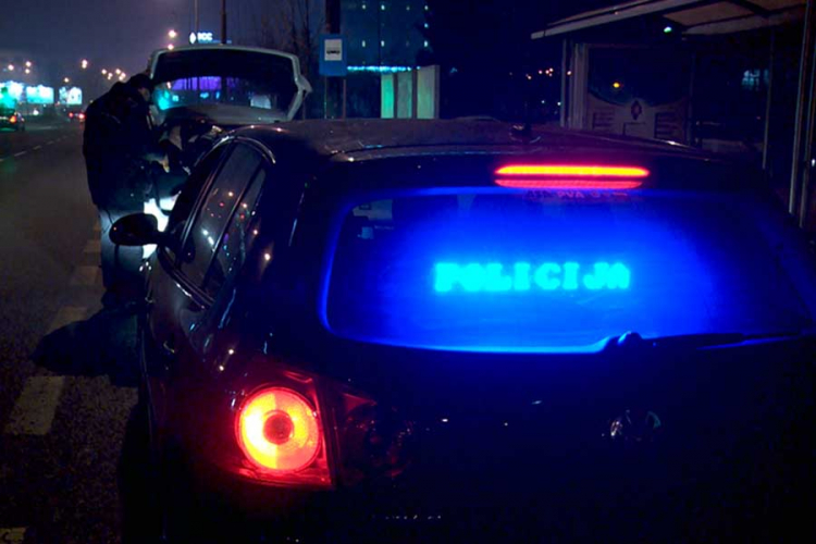 Filmska scena u Tuzli: Napadači oteli policijsko vozilo