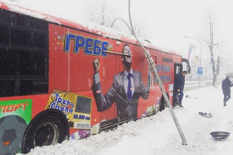 Autobus sletio kod zgrade Vlade RS (FOTO)