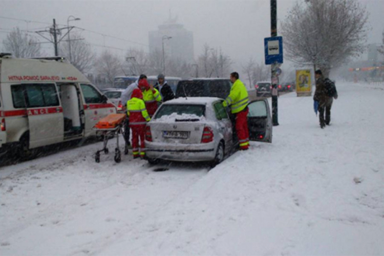Vozilom udario pješaka pa završio na šinama