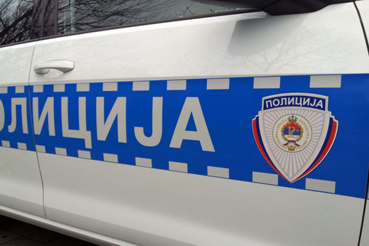 Kamion sletio u jarak u Rekavicama (FOTO)