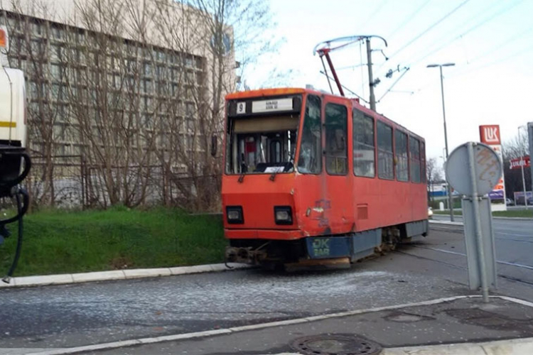 Djevojka prvo skočila pod tramvaj, pa sa nadvožnjaka, a onda je presjekla vene 