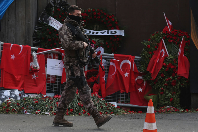U Istanbulu kontrolni punktovi, policija provjerava automobile