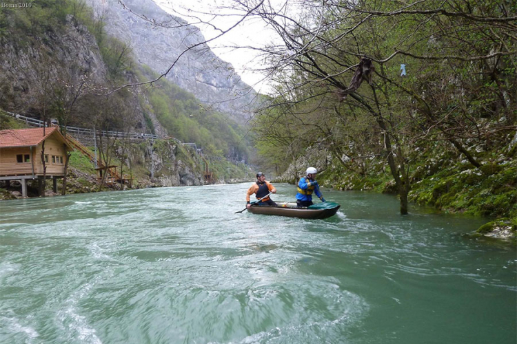 Banjaluka: Traktor zimske službe sletio u Vrbas, vozač povrijeđen