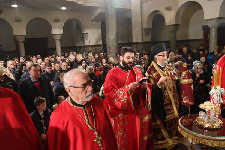 Vladika Jefrem služio večernju službu i osveštao badnjak