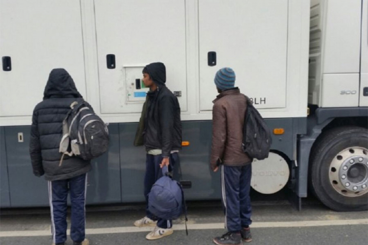Pronađeno 19 migranta, smrzavali se u kamionu
