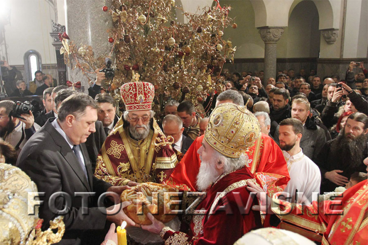 Patrijarh Irinej služio Svetu arhijerejsku liturgiju (FOTO)