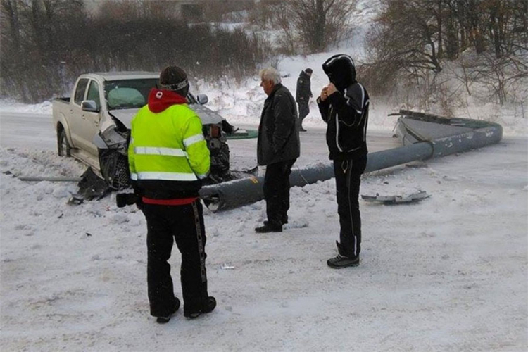 Drvarčanin tojotom udario reklamni stub koji je oborio vjetar (FOTO)