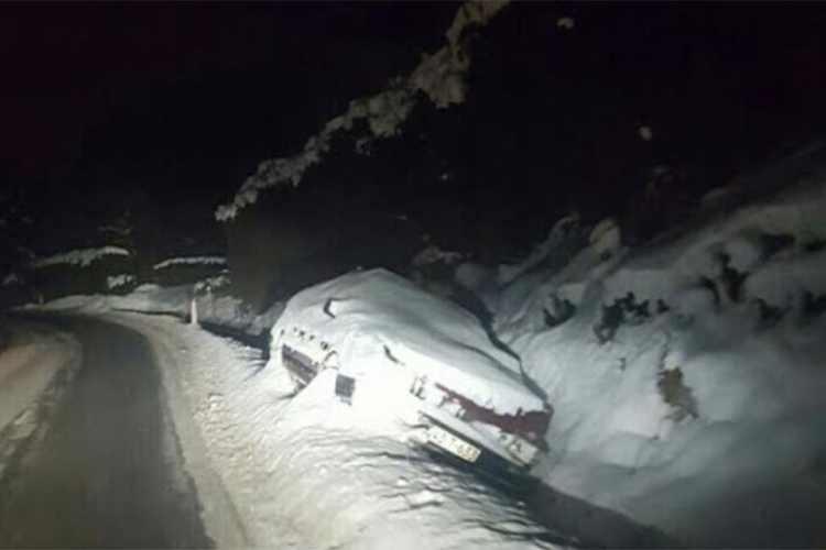 Sletio s ceste i pobjegao, auto ostavio u kanalu