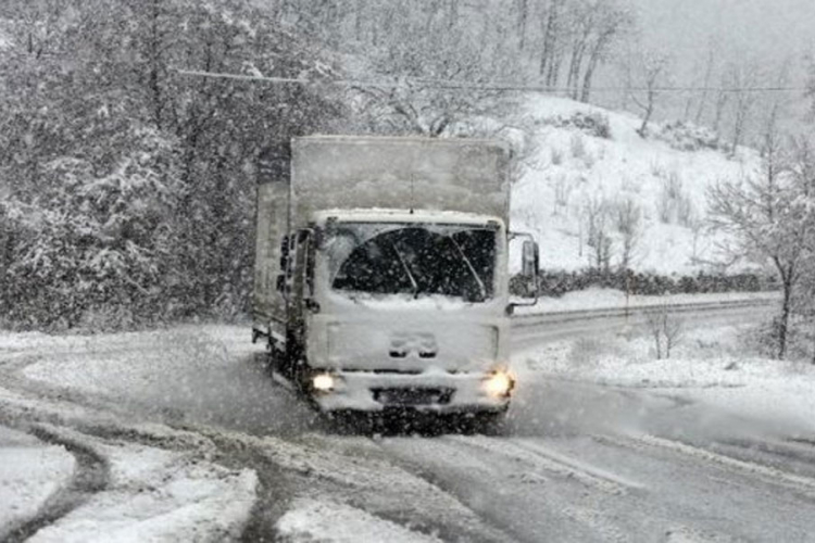 Upozoravaju se vozači na poledicu na cestama